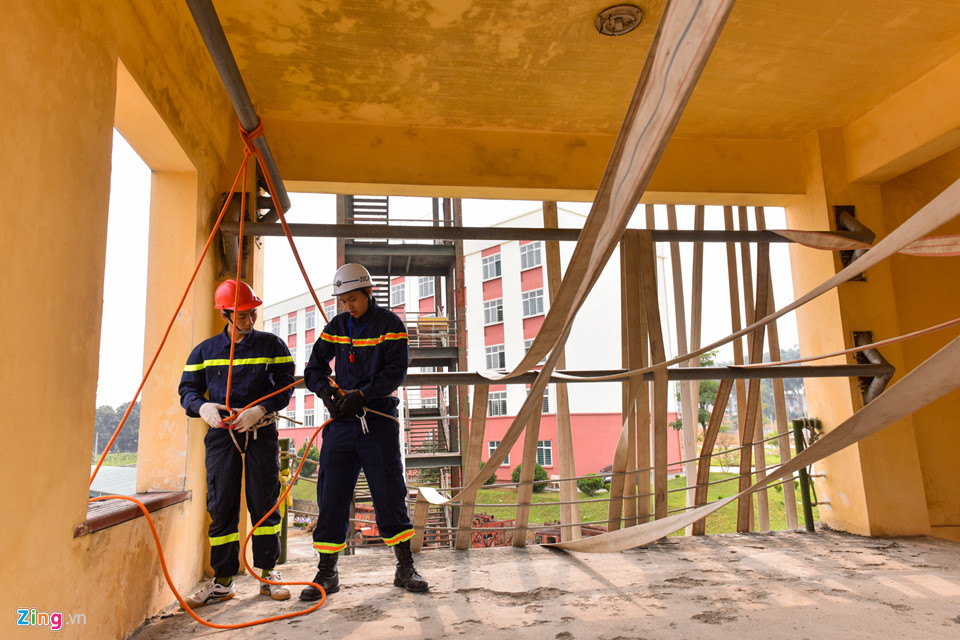 Khổ luyện leo thang, đu dây cứu hộ nạn nhân